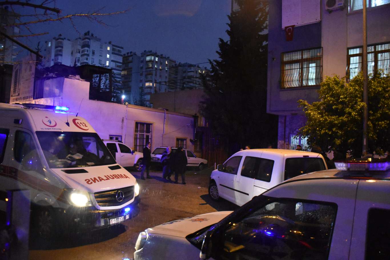 Adana'da bir kişi yengesi ve annesini öldürdü Adana'da bir kişi yengesi ve annesini öldürdü